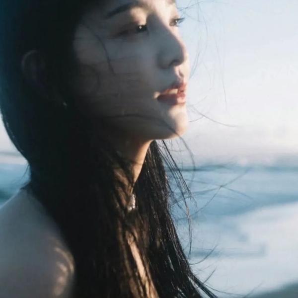 红鞋男子